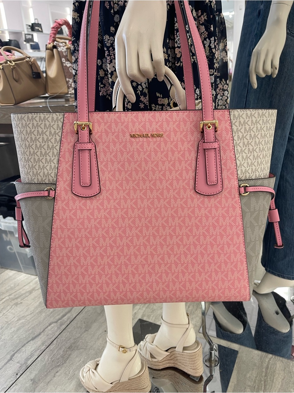 Michael Kors Voyager Lg Color-Block Signature Logo EW Shouldr Tote
Carnation
NWT - Picture 13 of 16